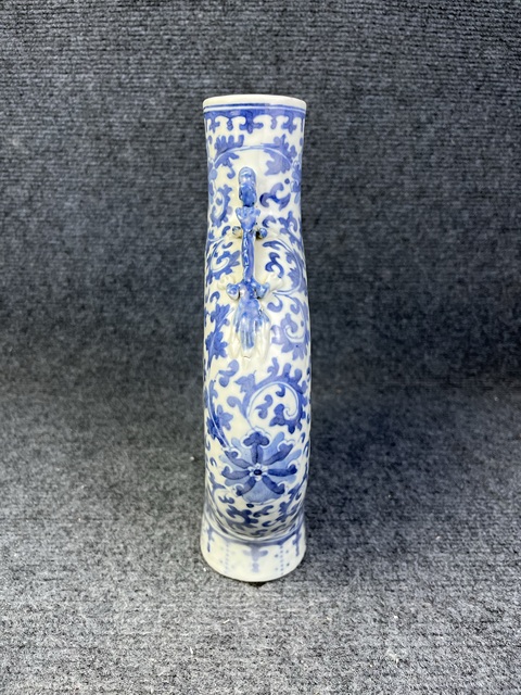 古玩陶瓷青花纏枝蓮紋抱月瓶真品鑒賞圖
