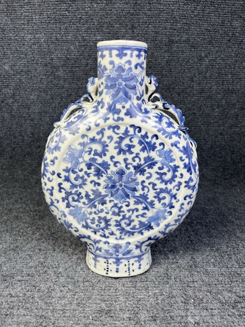 古玩陶瓷青花纏枝蓮紋抱月瓶真品鑒賞圖