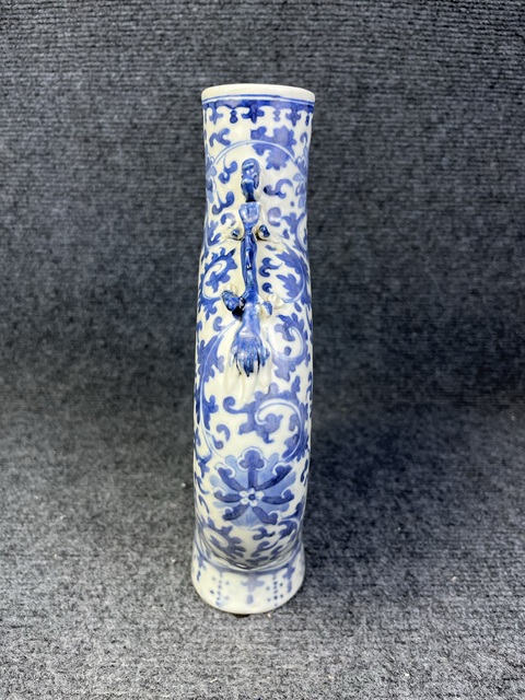 古玩陶瓷青花纏枝蓮紋抱月瓶真品鑒賞圖