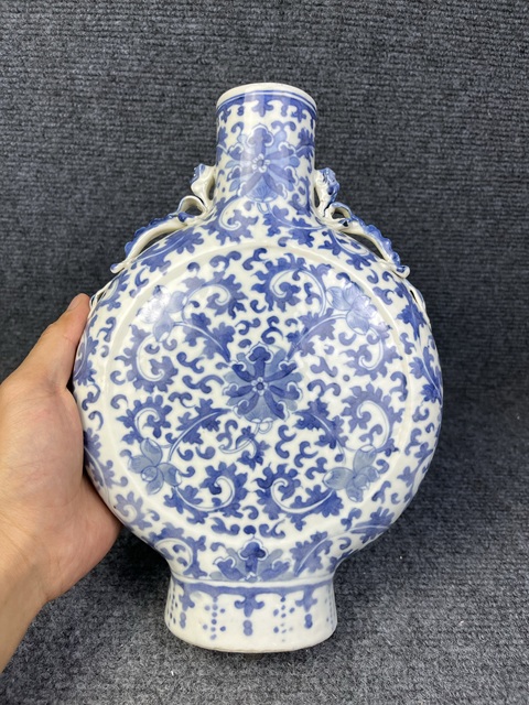 古玩陶瓷青花纏枝蓮紋抱月瓶真品鑒賞圖