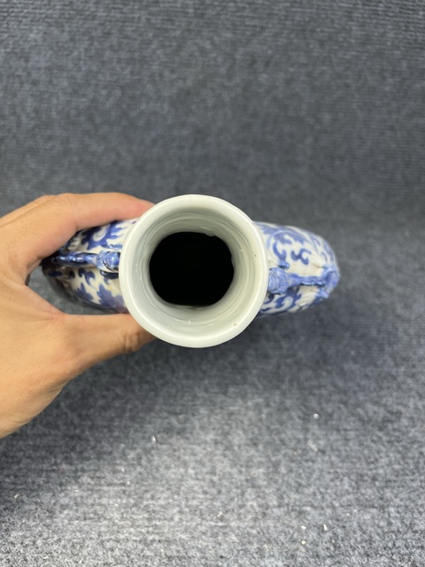 古玩陶瓷青花纏枝蓮紋抱月瓶真品鑒賞圖