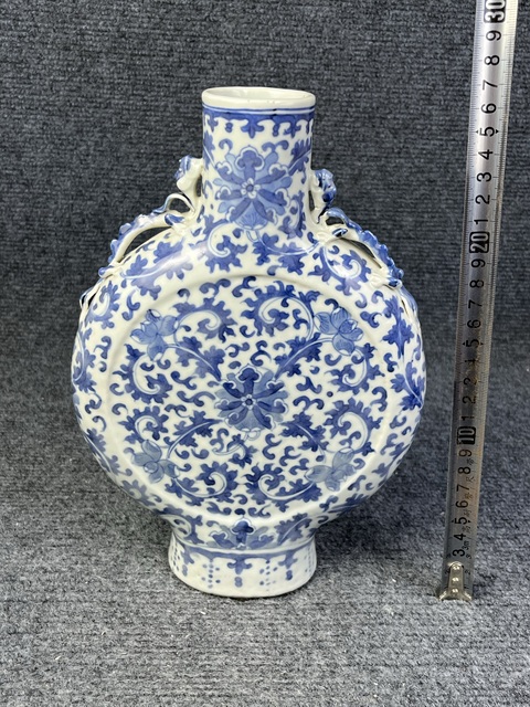 古玩陶瓷青花纏枝蓮紋抱月瓶真品鑒賞圖