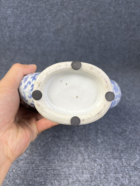 古玩陶瓷青花纏枝蓮紋抱月瓶真品鑒賞圖