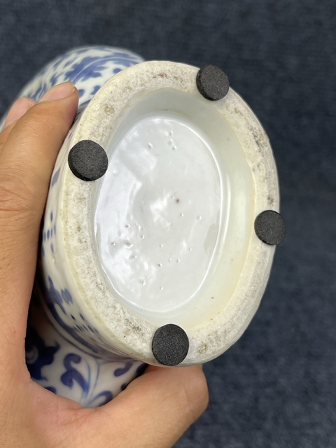 古玩陶瓷青花纏枝蓮紋抱月瓶真品鑒賞圖