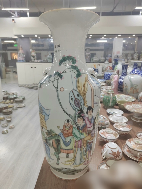 古玩陶瓷油粉彩麒麟送子圖撇口瓶真品鑒賞圖
