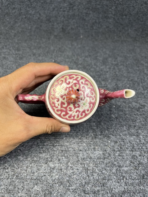 古玩陶瓷粉彩纏枝蓮寶相花紋執(zhí)壺真品鑒賞圖