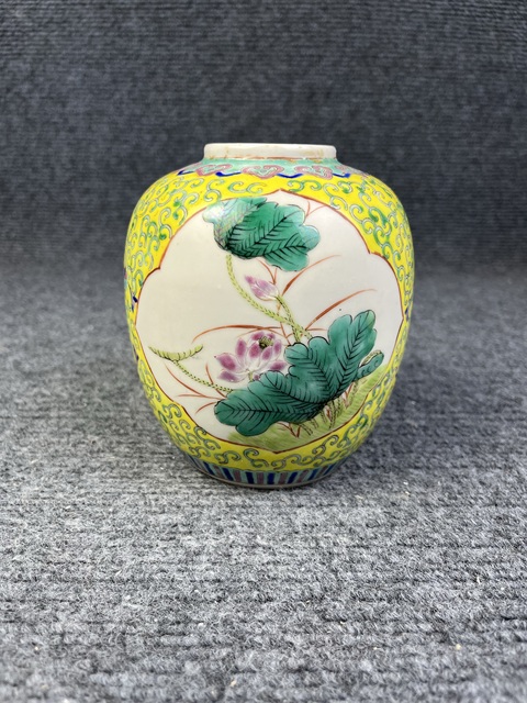 古玩陶瓷黃地粉彩開(kāi)窗四季花卉紋罐真品鑒賞圖