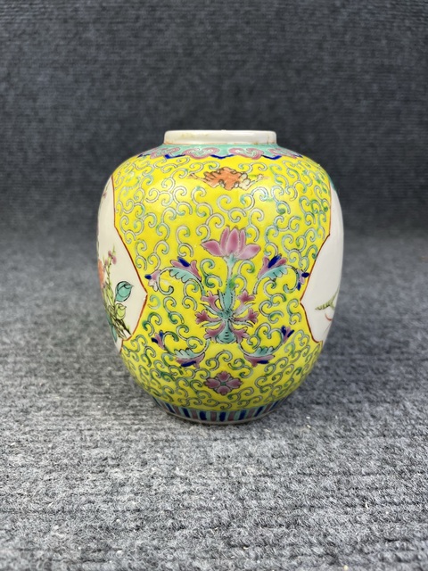 古玩陶瓷黃地粉彩開(kāi)窗四季花卉紋罐真品鑒賞圖