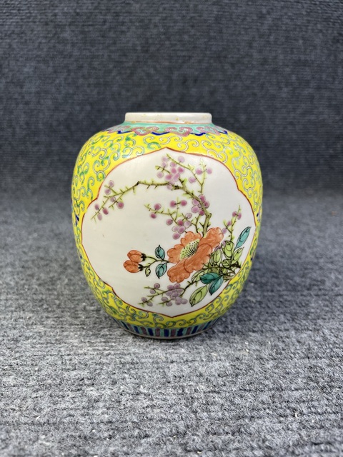 古玩陶瓷黃地粉彩開(kāi)窗四季花卉紋罐真品鑒賞圖
