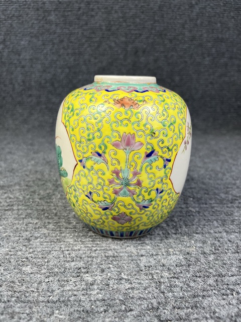 古玩陶瓷黃地粉彩開(kāi)窗四季花卉紋罐真品鑒賞圖