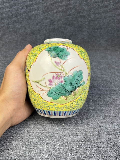 古玩陶瓷黃地粉彩開(kāi)窗四季花卉紋罐真品鑒賞圖