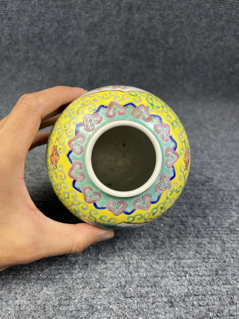 古玩陶瓷黃地粉彩開(kāi)窗四季花卉紋罐真品鑒賞圖