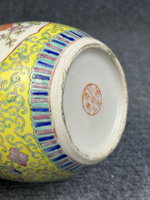 古玩陶瓷黃地粉彩開(kāi)窗四季花卉紋罐真品鑒賞圖