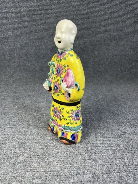 古玩陶瓷乾隆粉彩童子塑像真品鑒賞圖