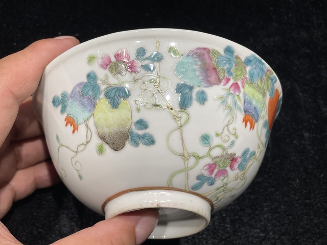 古玩陶瓷粉彩癩瓜紋茶碗真品鑒賞圖