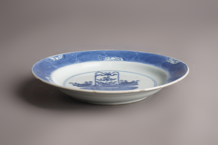 古玩陶瓷清康熙·青花提籃花折沿盤真品鑒賞圖