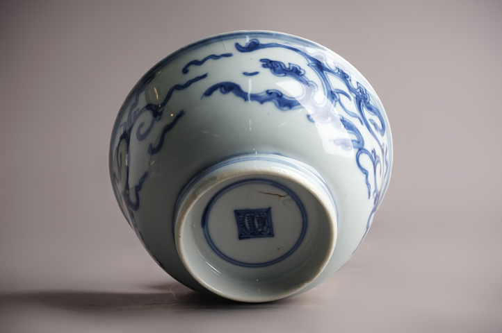古玩陶瓷清雍正·青花夔龍紋碗真品鑒賞圖