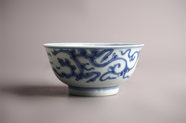 古玩陶瓷清雍正·青花夔龍紋碗真品鑒賞圖