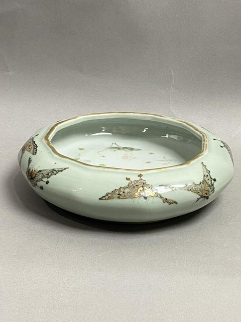 古玩陶瓷粉青釉粉彩蝴蝶紋瓜棱型洗真品鑒賞圖