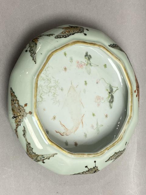 古玩陶瓷粉青釉粉彩蝴蝶紋瓜棱型洗真品鑒賞圖