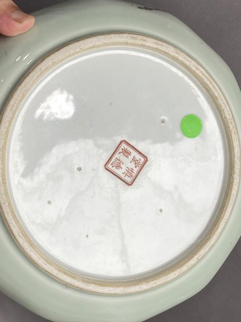 古玩陶瓷粉青釉粉彩蝴蝶紋瓜棱型洗真品鑒賞圖