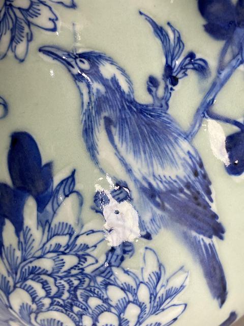 古玩陶瓷豆青釉青花花開富貴紋洗口瓶真品鑒賞圖
