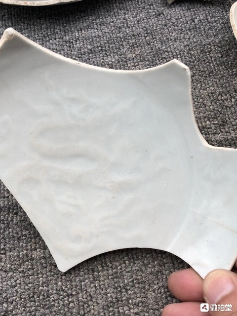 古玩陶瓷卵白釉印花龍紋碗殘片真品鑒賞圖