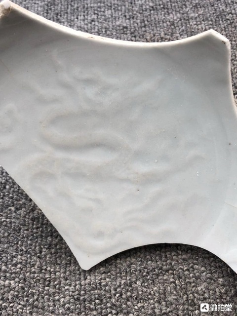 古玩陶瓷卵白釉印花龍紋碗殘片真品鑒賞圖