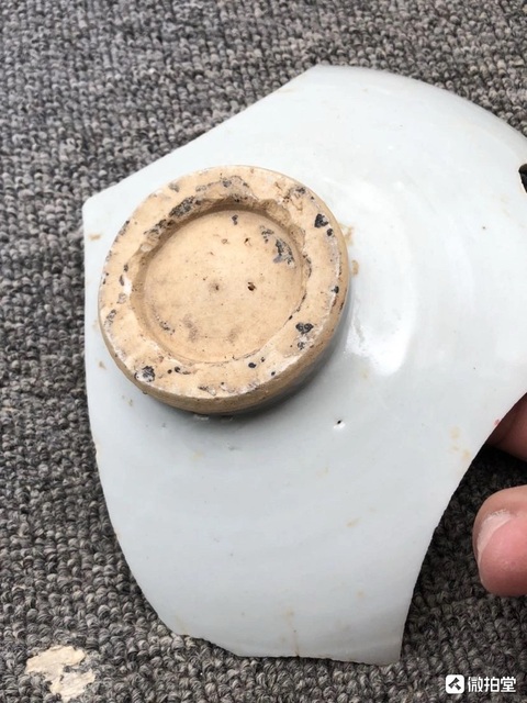 古玩陶瓷卵白釉印花龍紋碗殘片真品鑒賞圖
