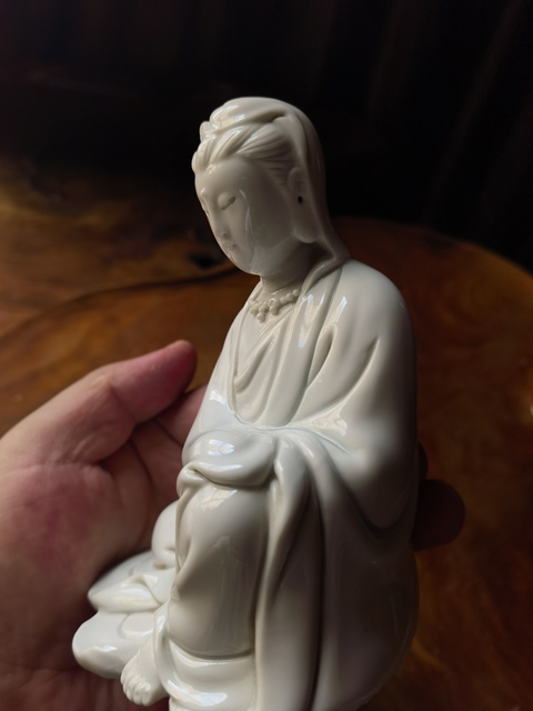 古玩陶瓷德化窯觀音塑像真品鑒賞圖