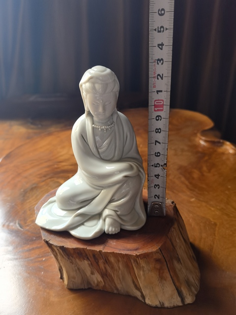 古玩陶瓷德化窯觀音塑像真品鑒賞圖