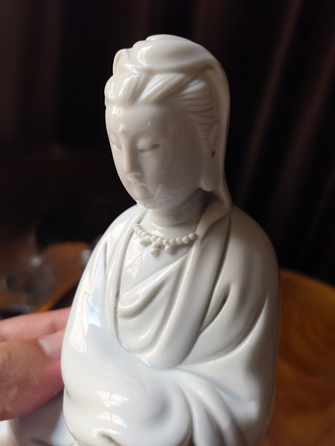 古玩陶瓷德化窯觀音塑像真品鑒賞圖
