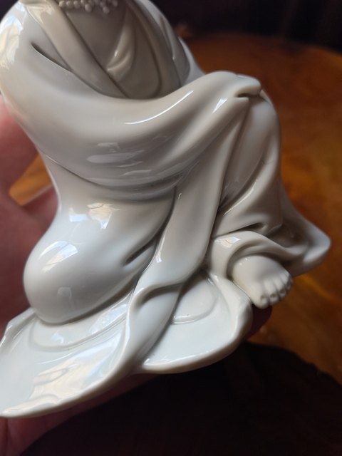 古玩陶瓷德化窯觀音塑像真品鑒賞圖