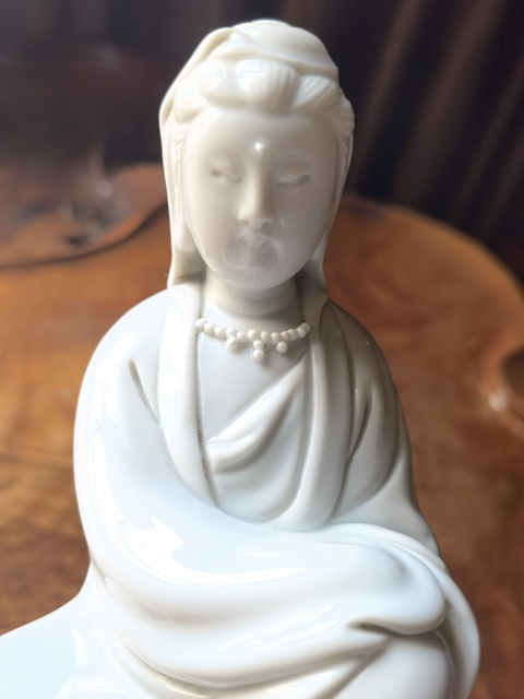 古玩陶瓷德化窯觀音塑像真品鑒賞圖
