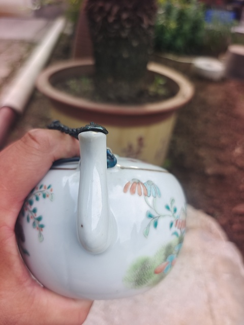 古玩陶瓷粉彩蝶戀花紋茶壺真品鑒賞圖