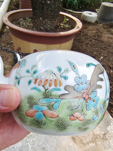 古玩陶瓷粉彩蝶戀花紋茶壺真品鑒賞圖