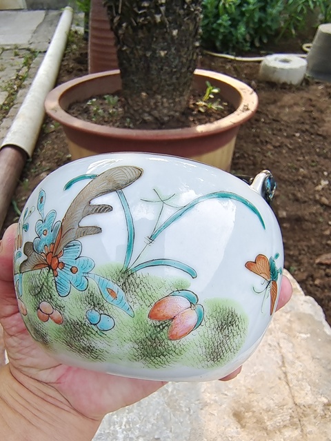 古玩陶瓷粉彩蝶戀花紋茶壺真品鑒賞圖