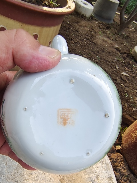古玩陶瓷粉彩蝶戀花紋茶壺真品鑒賞圖