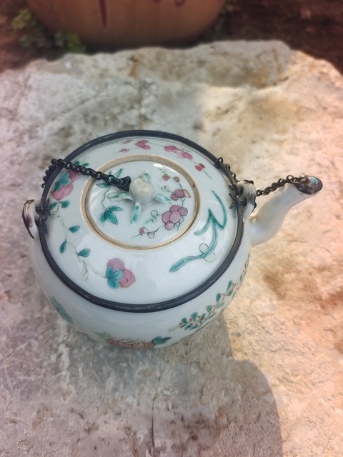 古玩陶瓷粉彩蝶戀花紋茶壺真品鑒賞圖