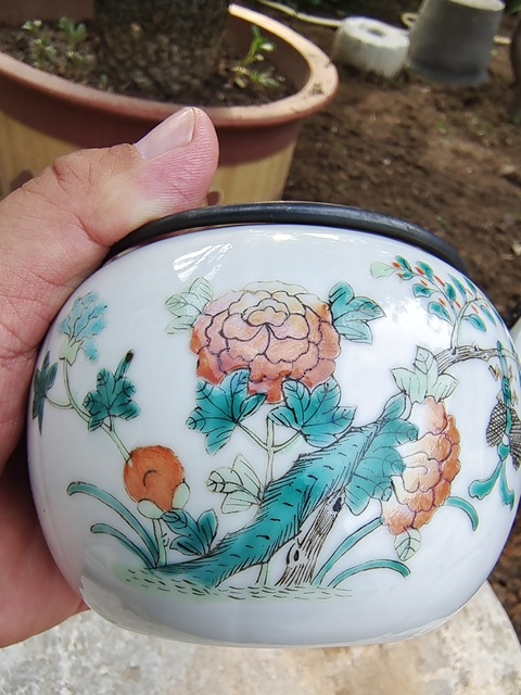 古玩陶瓷粉彩蝶戀花紋茶壺真品鑒賞圖
