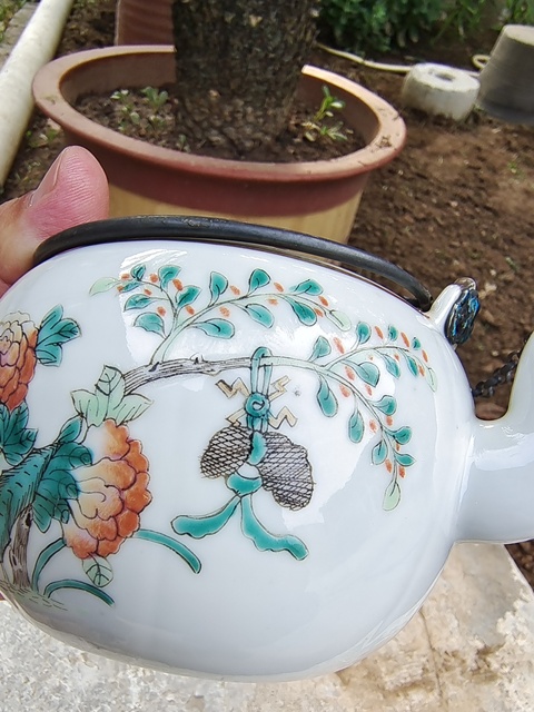 古玩陶瓷粉彩蝶戀花紋茶壺真品鑒賞圖