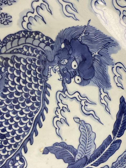古玩陶瓷青花麒麟望月紋大盤真品鑒賞圖