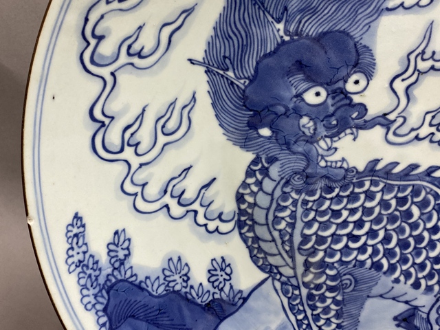 古玩陶瓷青花麒麟望月紋大盤真品鑒賞圖