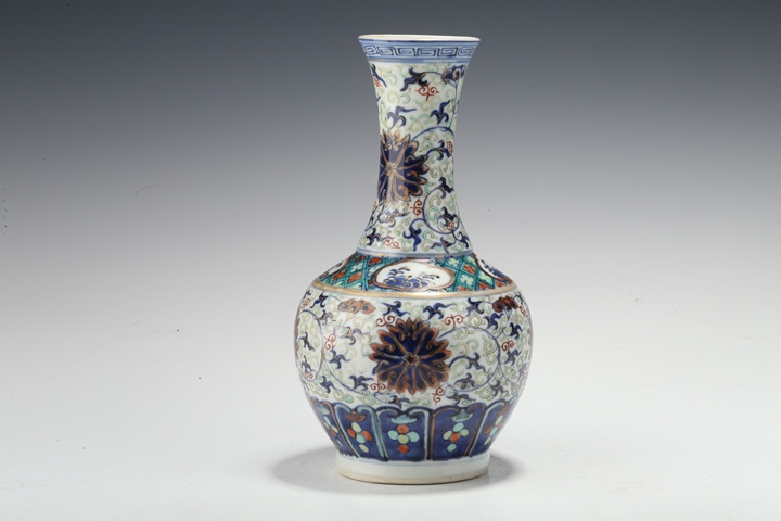 古玩陶瓷光緒·青花纏枝蓮紋賞瓶真品鑒賞圖
