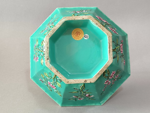 古玩陶瓷高浮雕花卉紋八方貢碗真品鑒賞圖