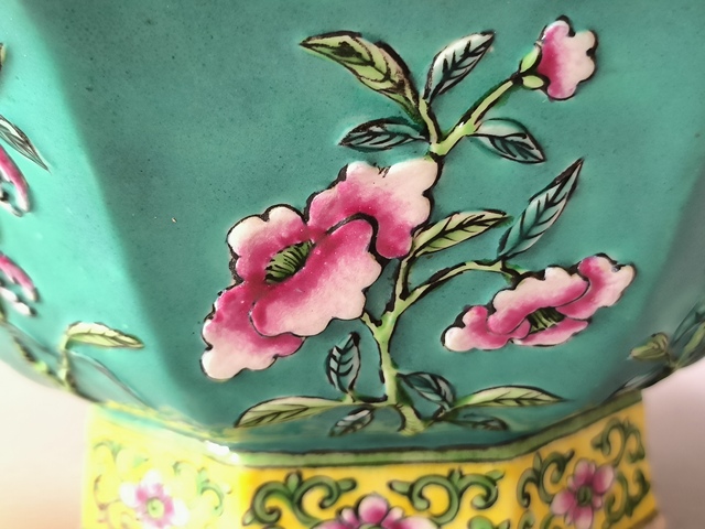 古玩陶瓷高浮雕花卉紋八方貢碗真品鑒賞圖