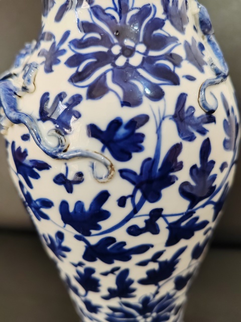 古玩陶瓷花卉紋螭龍青花瓶真品鑒賞圖