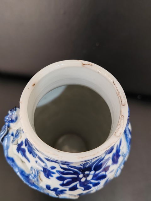 古玩陶瓷花卉紋螭龍青花瓶真品鑒賞圖