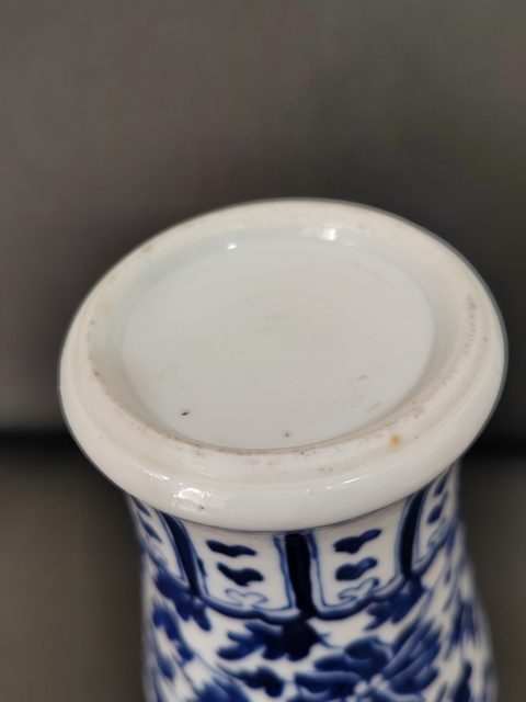 古玩陶瓷花卉紋螭龍青花瓶真品鑒賞圖