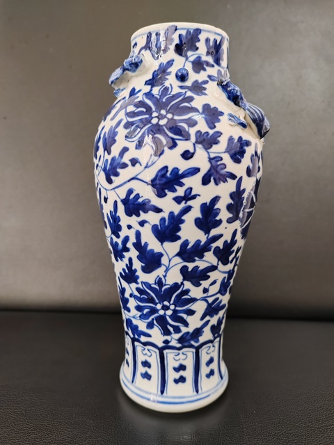 古玩陶瓷花卉紋螭龍青花瓶真品鑒賞圖
